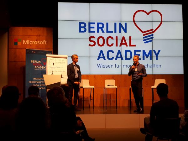 Das Bild zeigt das Podium der Netzwerkveranstaltung auf der Berlin Social Acedemy 2018