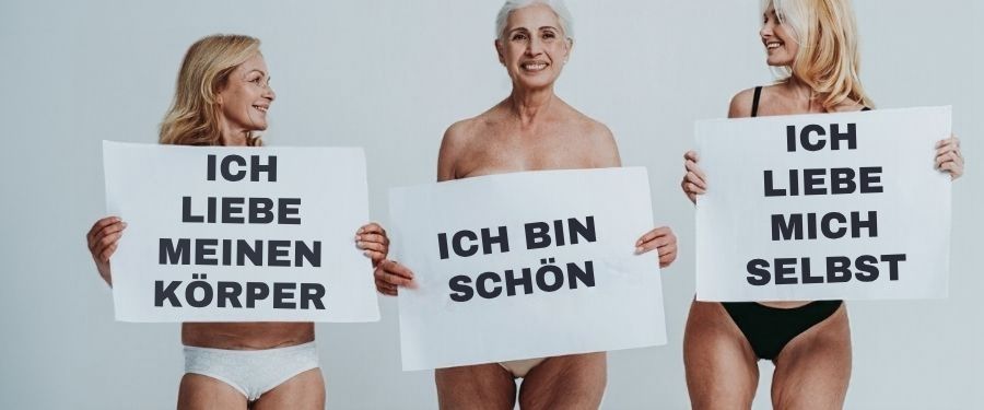 Frau nimmt ihren Körper in den Wechseljahren bewusst wahr